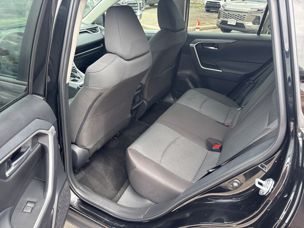 2025 Toyota RAV4 XLE - Photo 12