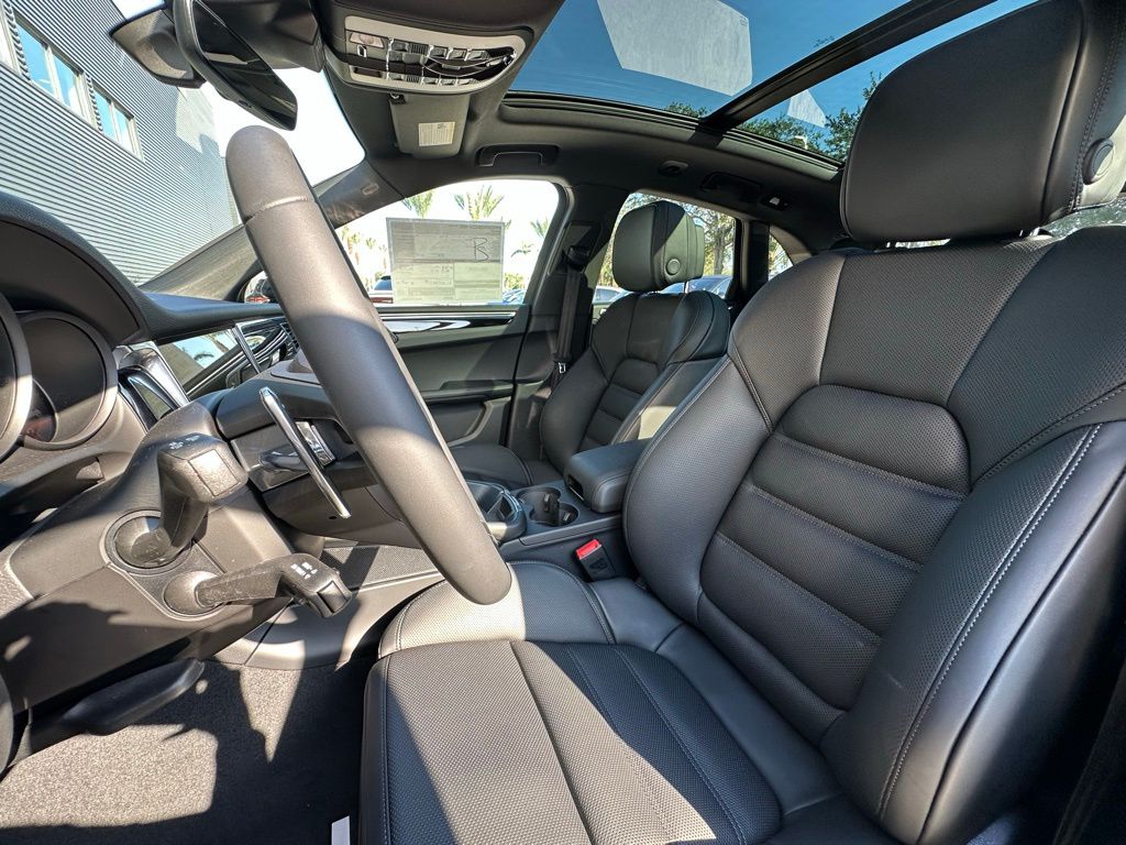 Thumbnail: 2026 Porsche Macan - 5