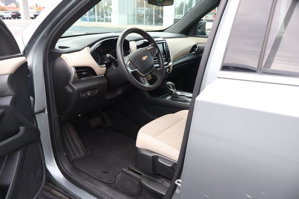 Thumbnail: 2023 Chevrolet Traverse - 12