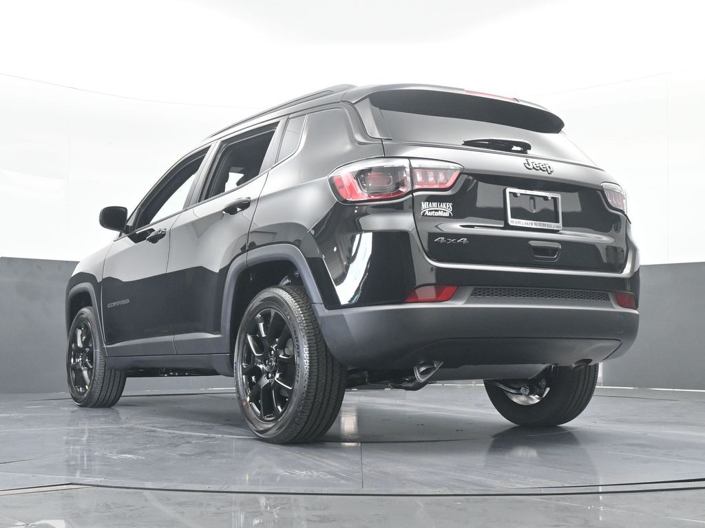 New 2026 Diamond Black Crystal Pearlcoat Jeep Latitude image 59