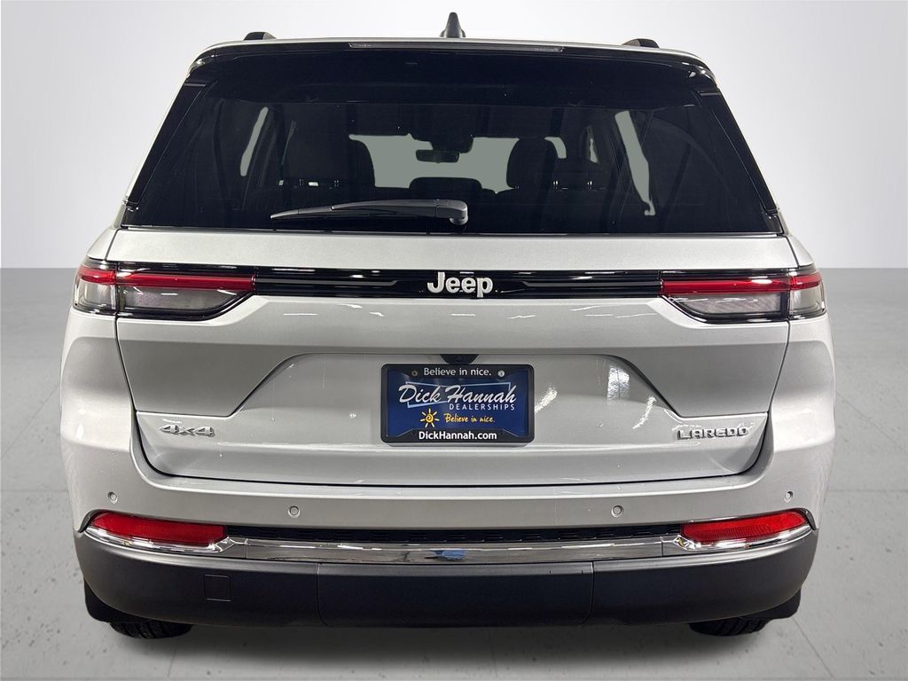 2025 Jeep Grand Cherokee Laredo photo 4