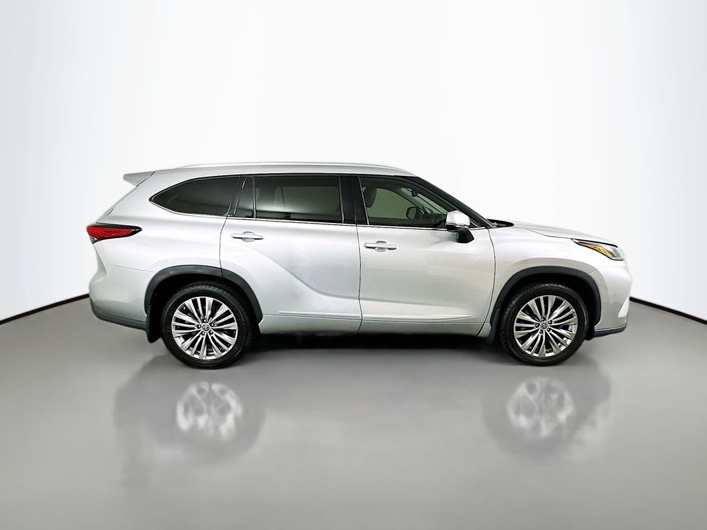 Thumbnail: 2023 Toyota Highlander - 4
