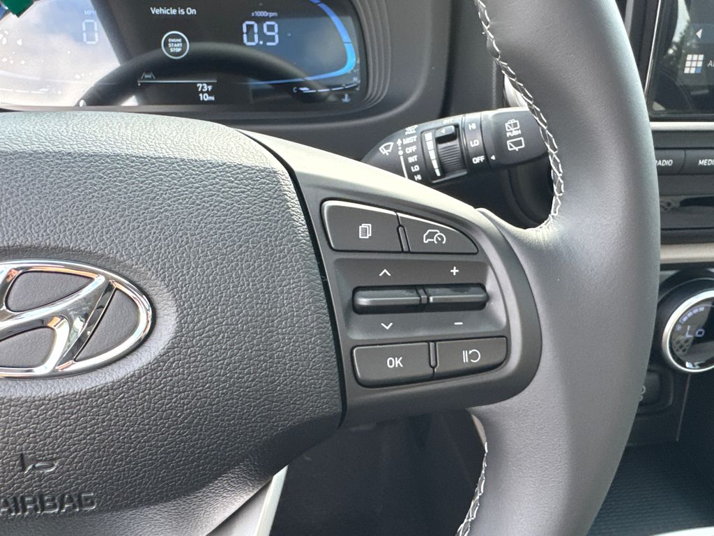 2025 Hyundai Venue SEL photo 16