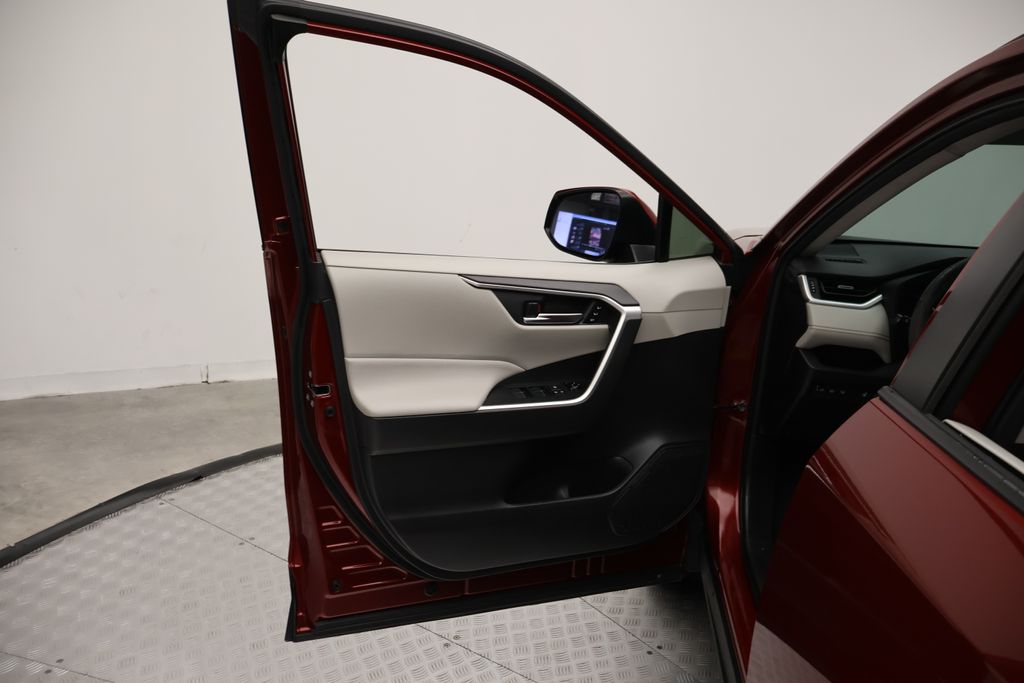 Thumbnail: 2021 Toyota RAV4 - 16