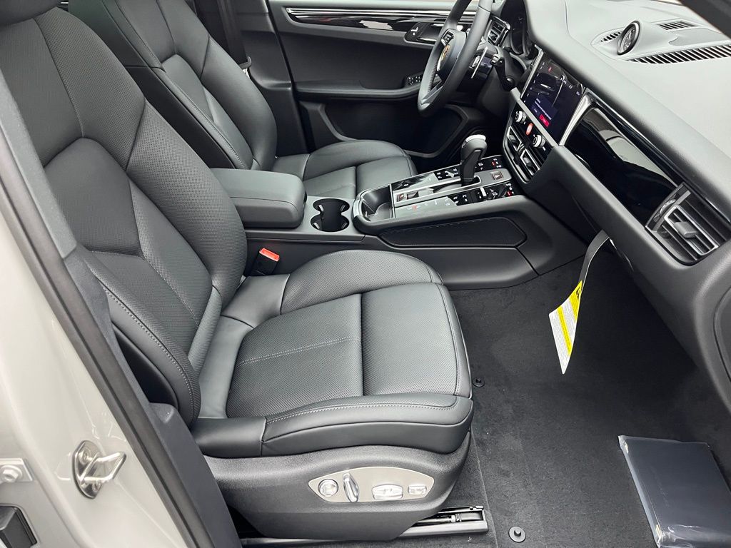 Thumbnail: 2026 Porsche Macan - 27