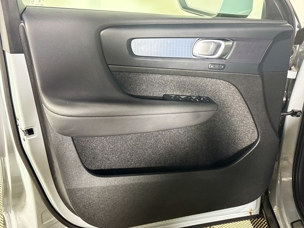 2025 Volvo XC40 B5 Core