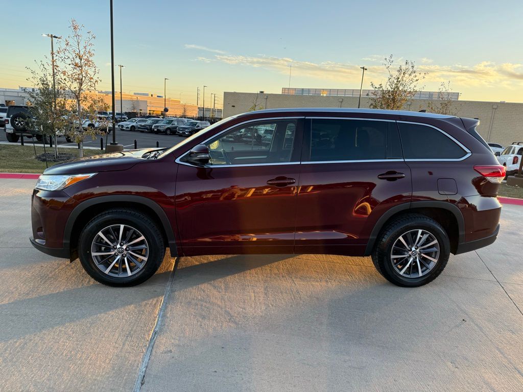 Thumbnail: 2017 Toyota Highlander - 8