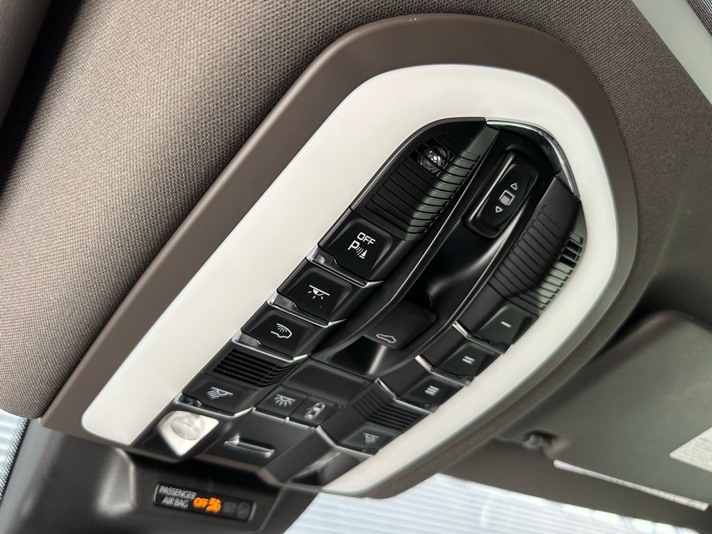 Thumbnail: 2022 Porsche Macan - 32