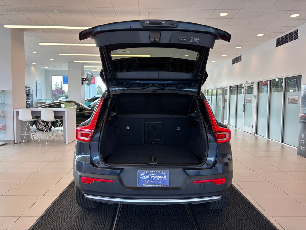 2022 Volvo XC40 Momentum