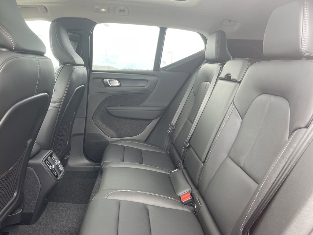2025 Volvo XC40 B5 Plus Bright Theme photo