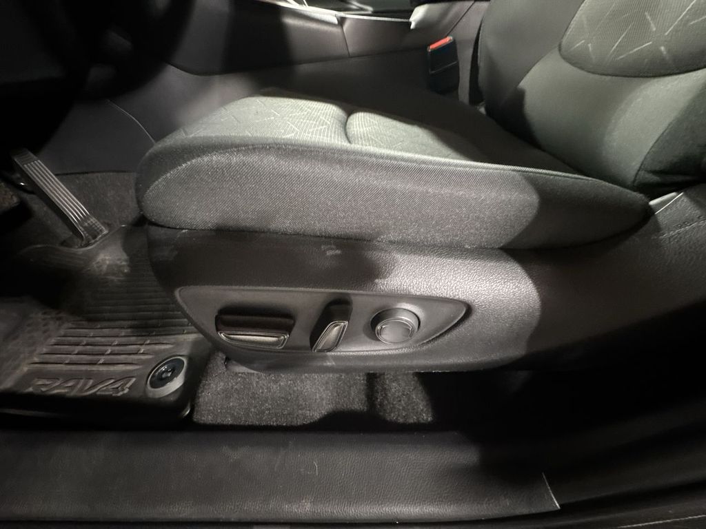 2022 Toyota RAV4 XLE photo 16