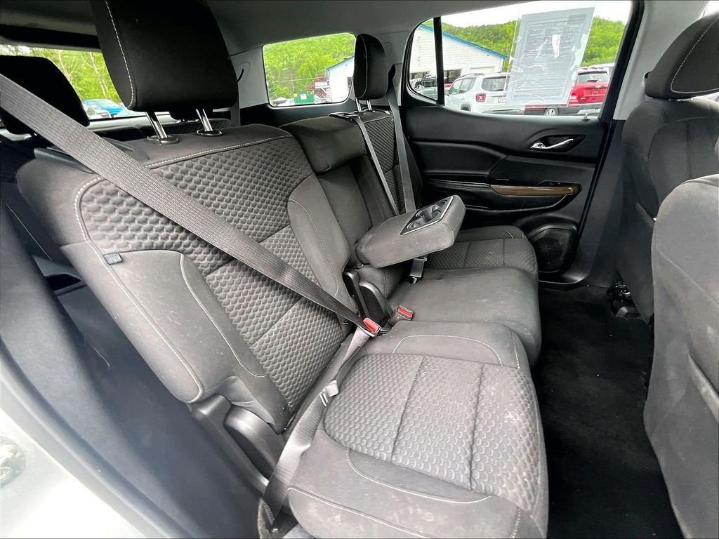 2019 GMC Acadia — photo 16