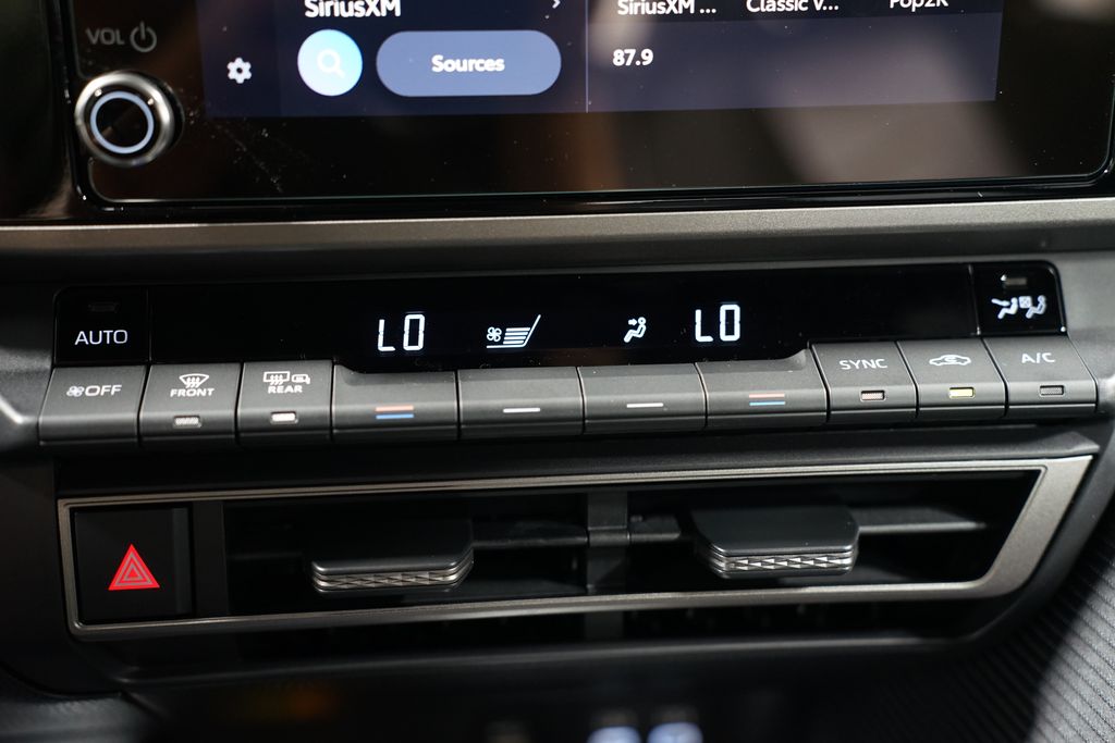 2025 Toyota Camry SE 21