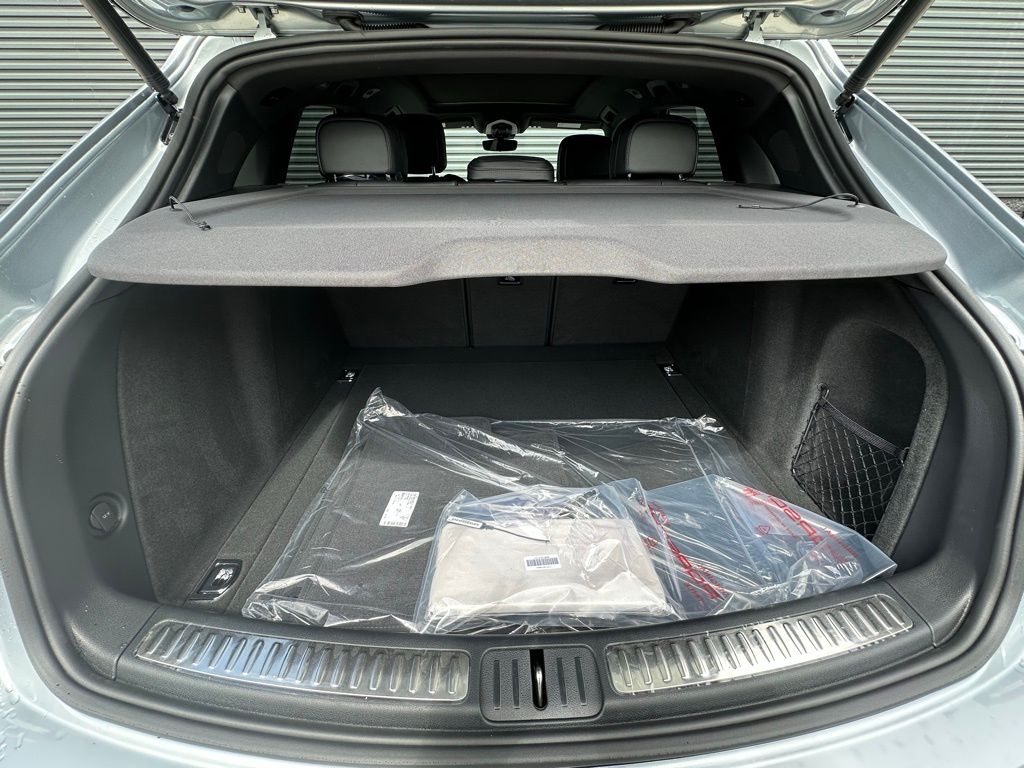 2025 Porsche Macan  31