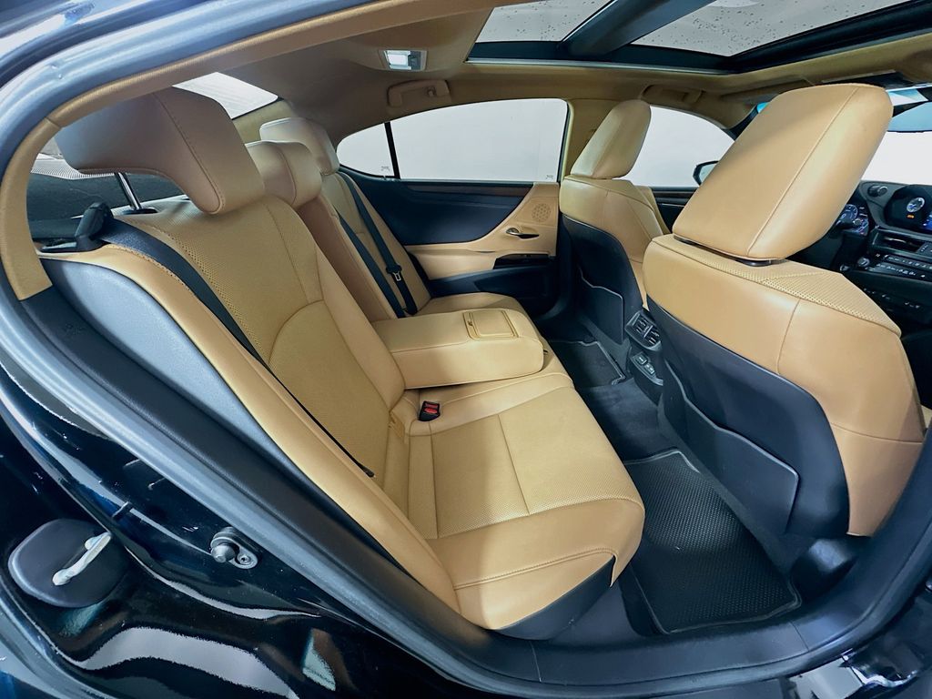 Thumbnail: 2022 Lexus ES - 27