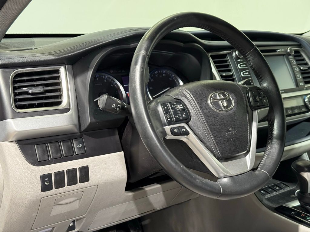 Thumbnail: 2015 Toyota Highlander - 17