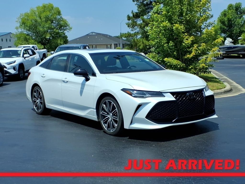 White (Wind Chill Pearl) 2019 Toyota Avalon Sedan Front-Wheel Drive 8-Speed Automatic