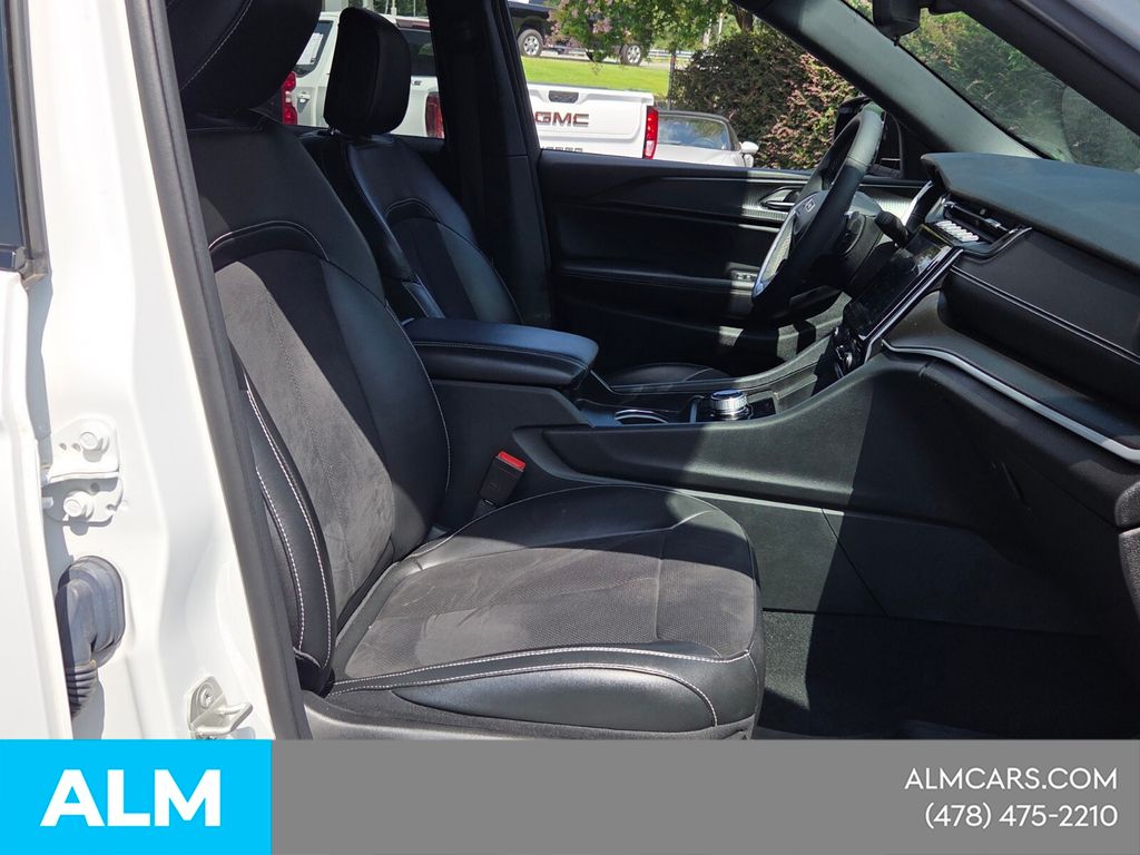 Used 2023 White Jeep Altitude image 19