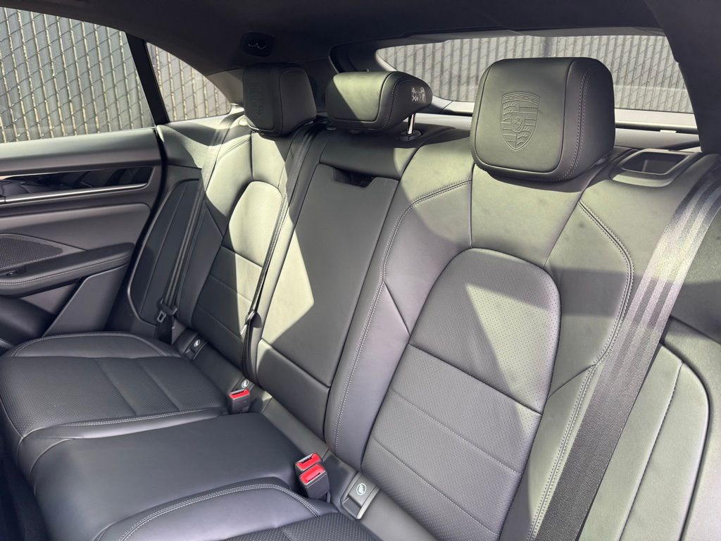 2025 Porsche Macan T 16