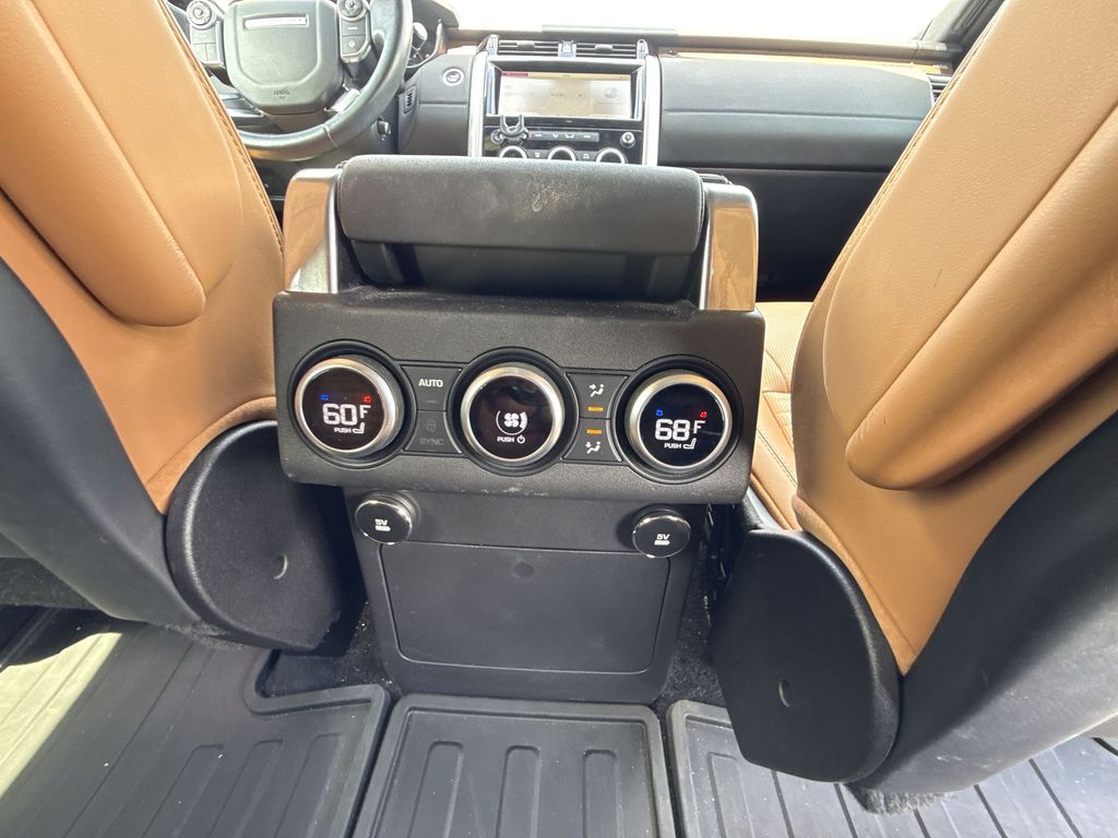 Thumbnail: 2018 Land Rover Discovery - 18