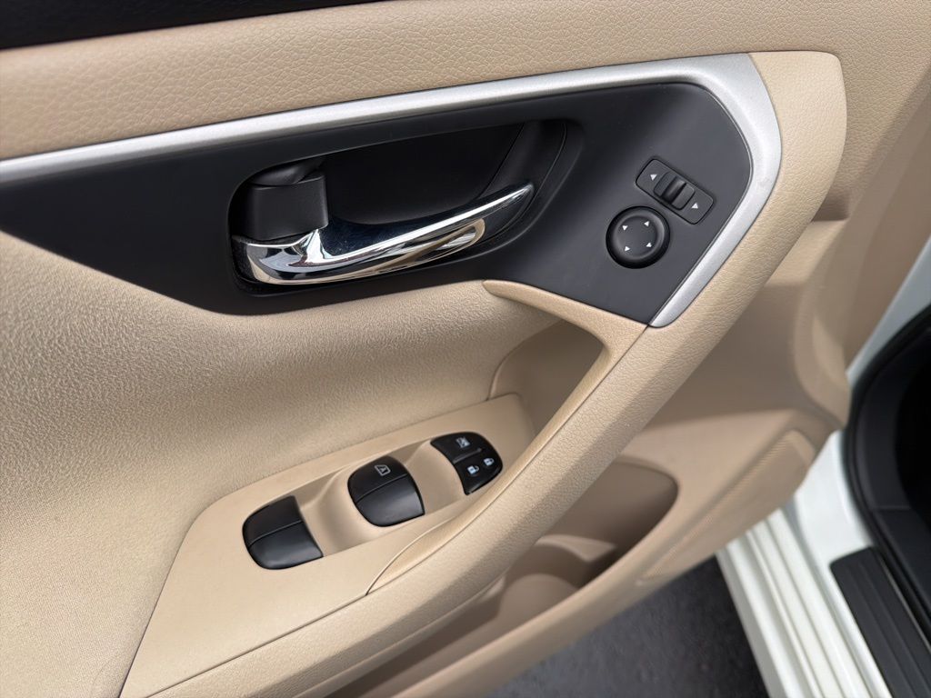 Thumbnail: 2015 Nissan Altima - 25