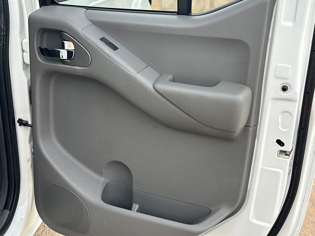 Used 2015 White Nissan Desert Runner image 16