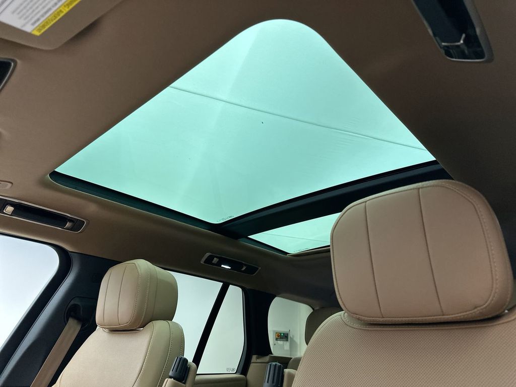 2023 Land Rover Range Rover SE 21