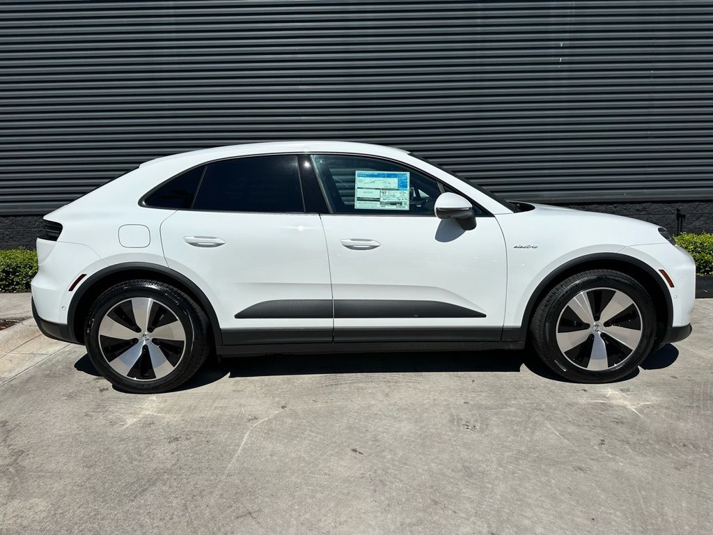 Thumbnail: 2026 Porsche Macan - 10