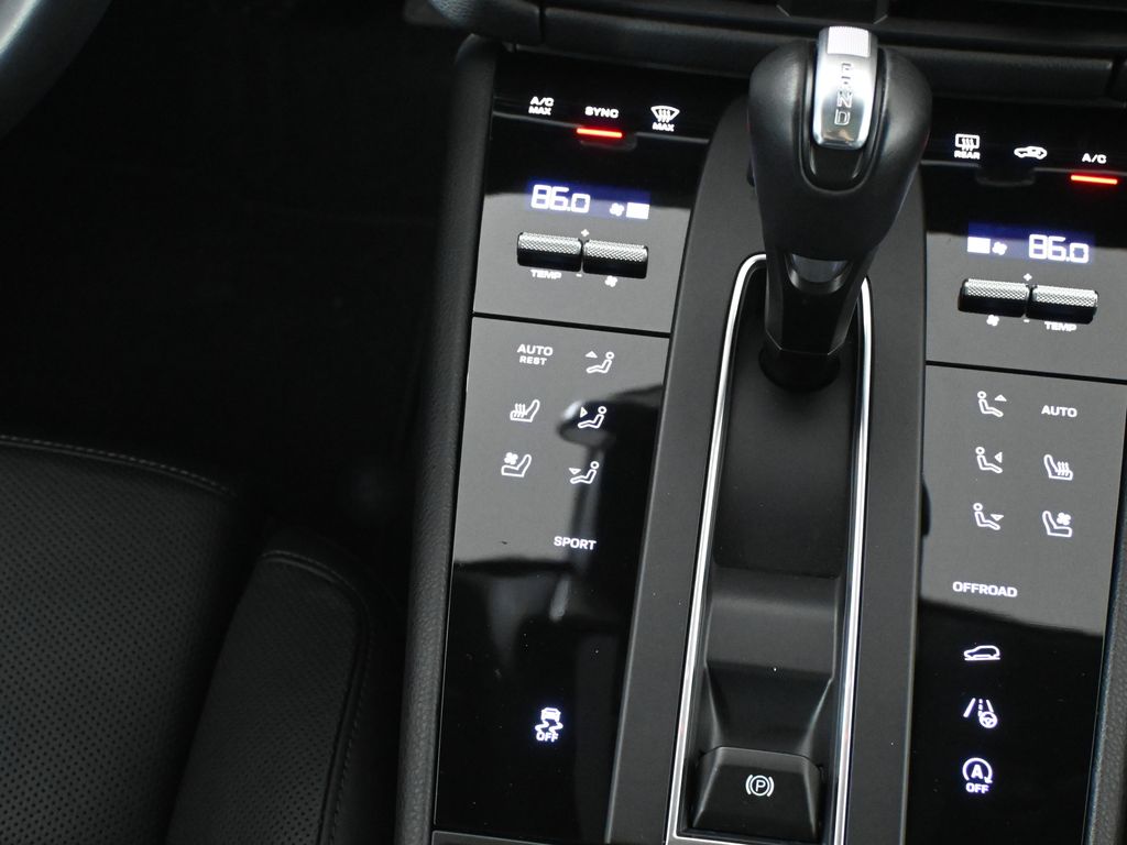 Thumbnail: 2024 Porsche Macan - 25