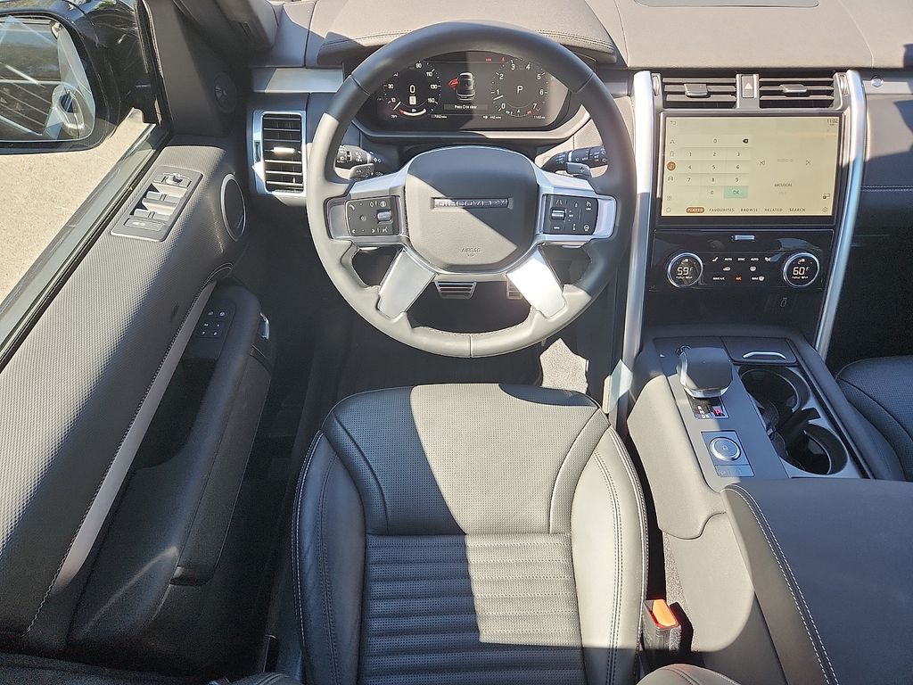 Thumbnail: 2026 Land Rover Discovery - 11