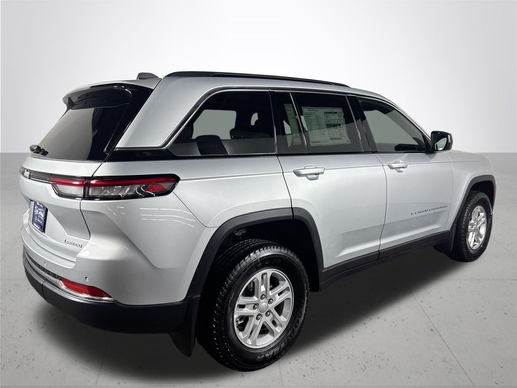 2025 Jeep Grand Cherokee Laredo photo 3