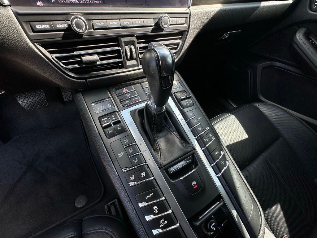 Thumbnail: 2020 Porsche Macan - 25
