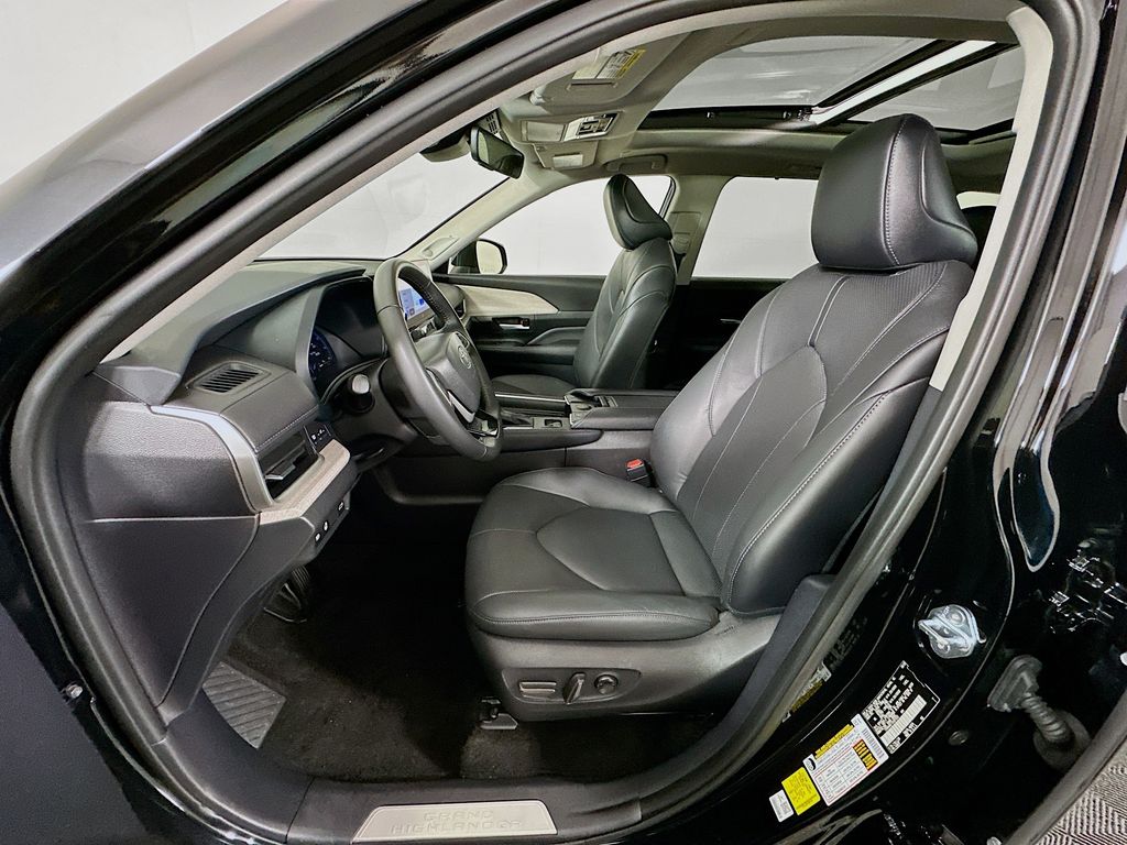 Thumbnail: 2025 Toyota Grand Highlander - 21