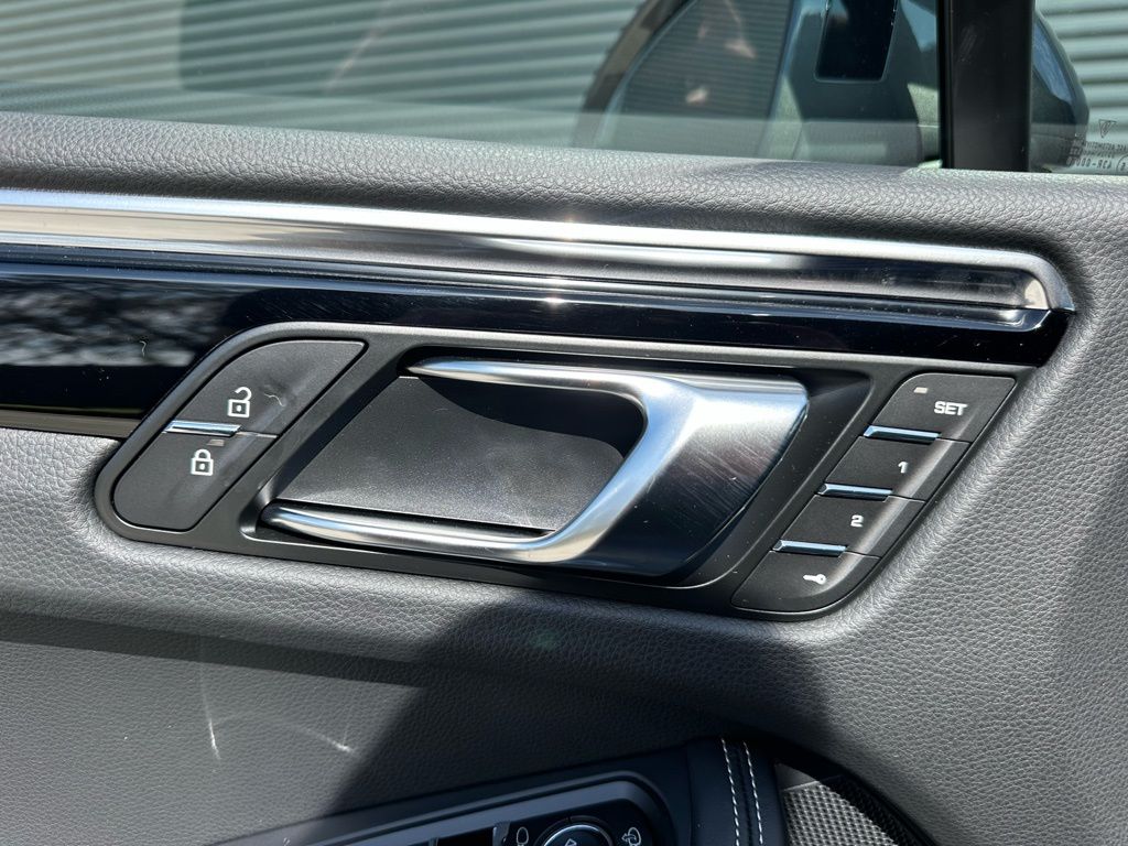 Thumbnail: 2026 Porsche Macan - 20