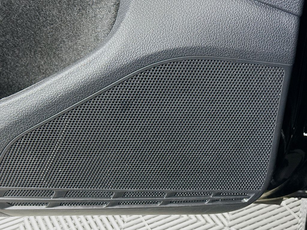 Thumbnail: 2018 Volkswagen e-Golf - 19