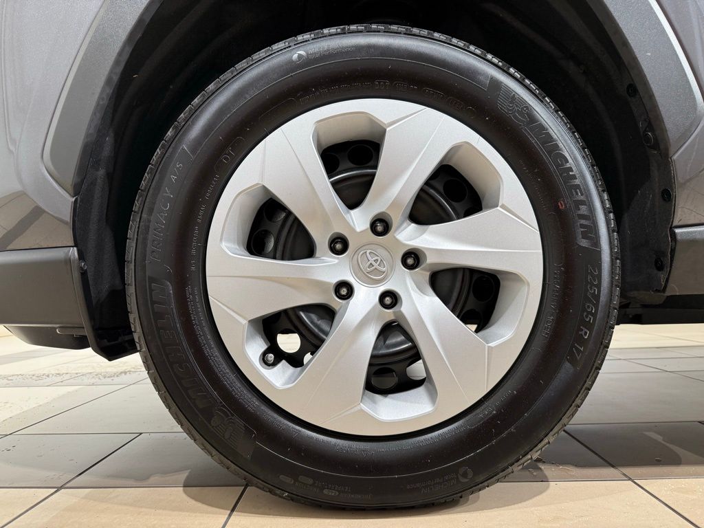 2024 Toyota RAV4 LE 9