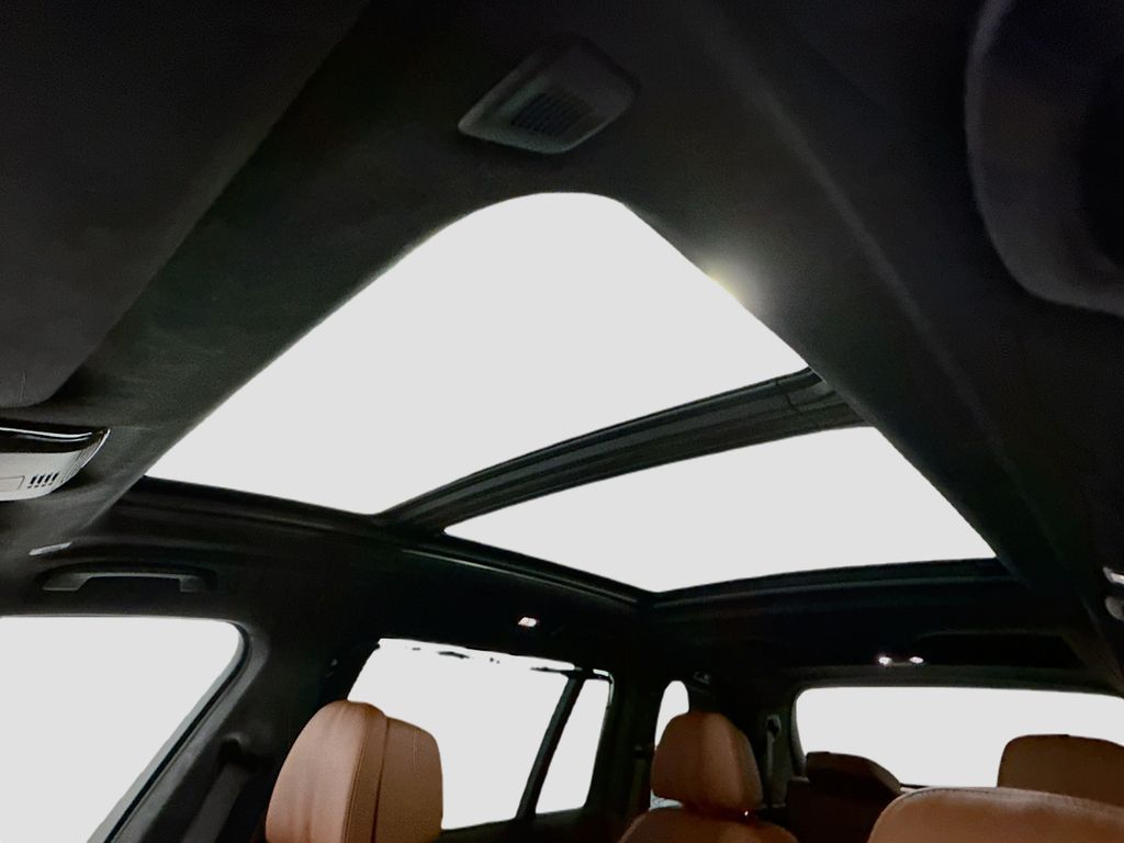 Thumbnail: 2026 BMW X7 - 12