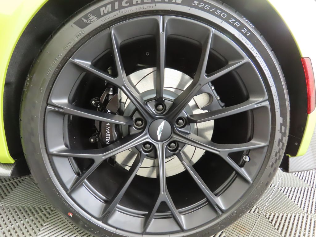 Thumbnail: 2025 Aston Martin Vantage - 26