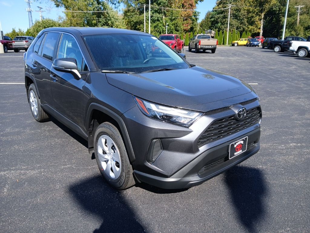 2025 Toyota RAV4 LE's photo