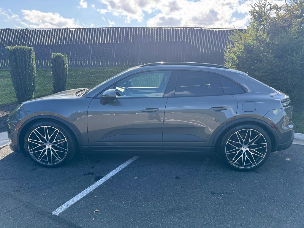 2024 Porsche Macan T 2