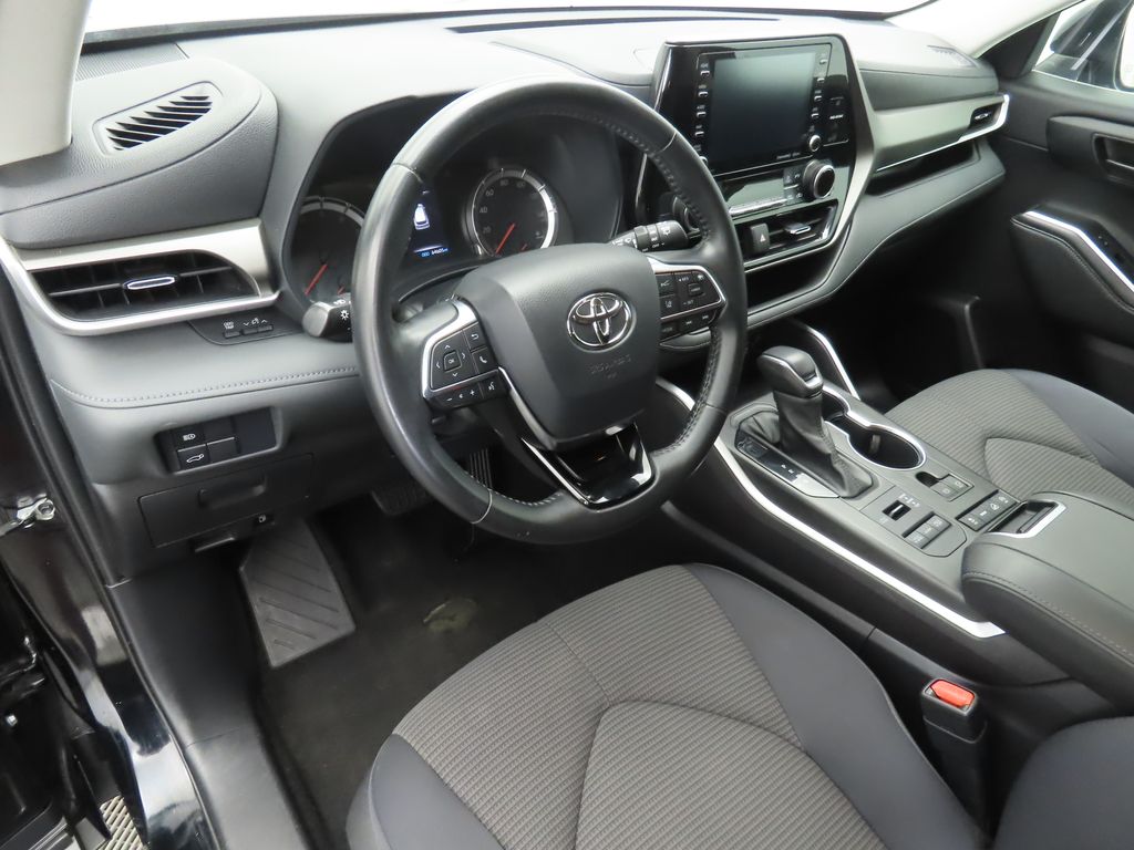 2021 Toyota Highlander LE 9
