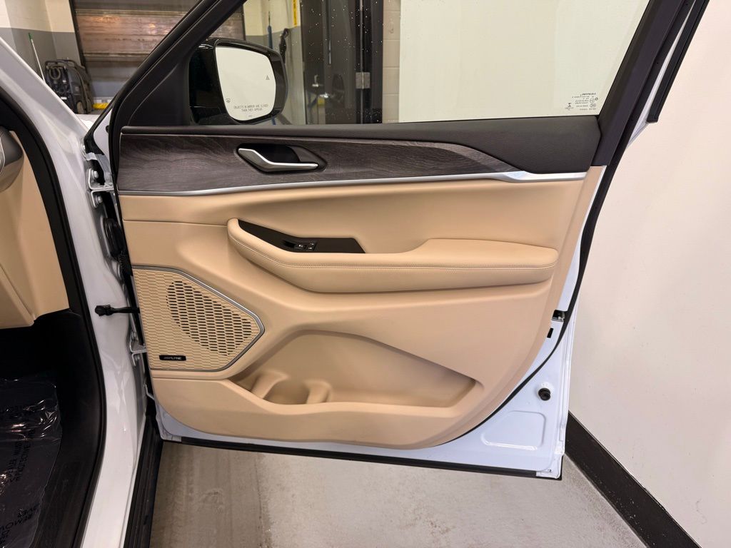 Thumbnail: 2022 Jeep Grand Cherokee - 26