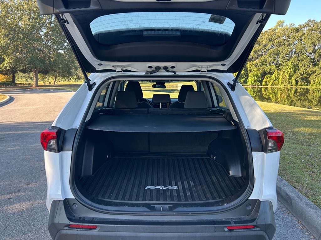 Thumbnail: 2022 Toyota RAV4 - 10