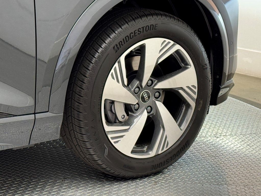2025 Audi e-tron Premium 12