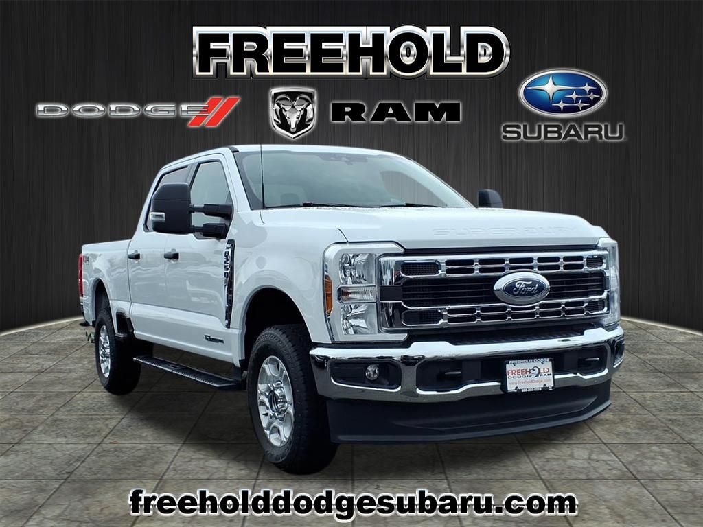Oxford White 2025 Ford F-250 Super Duty XLT Crew Cab 4WD Pickup Truck Four-Wheel Drive Automatic