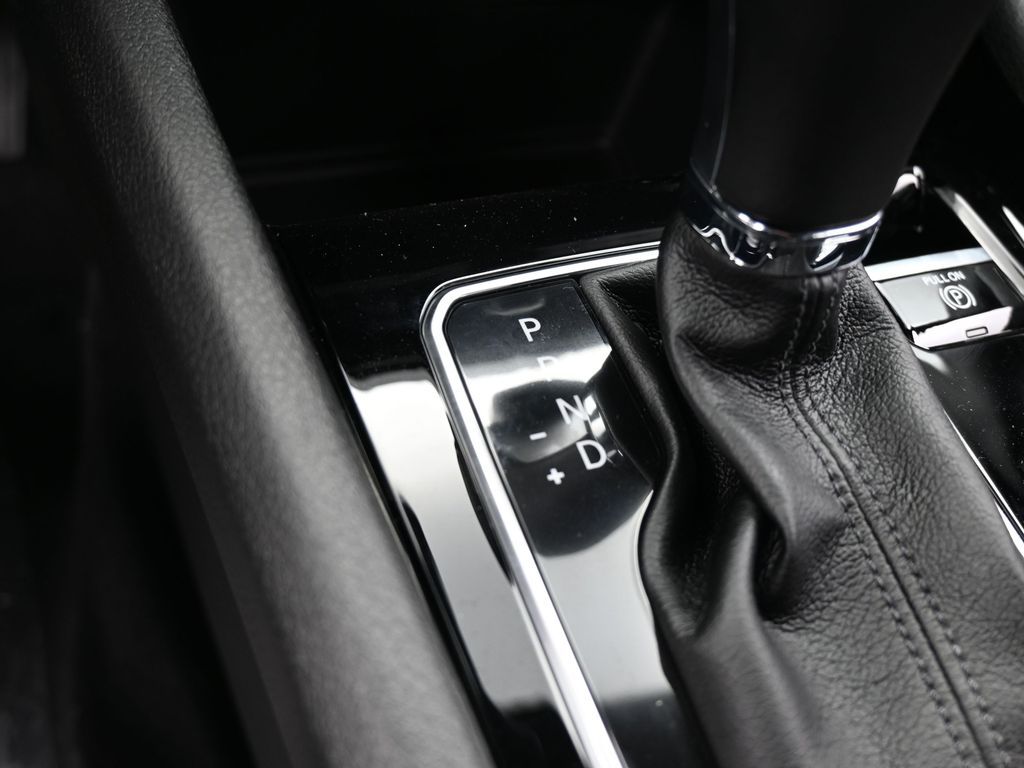 New 2026 Diamond Black Crystal Pearlcoat Jeep Latitude image 19