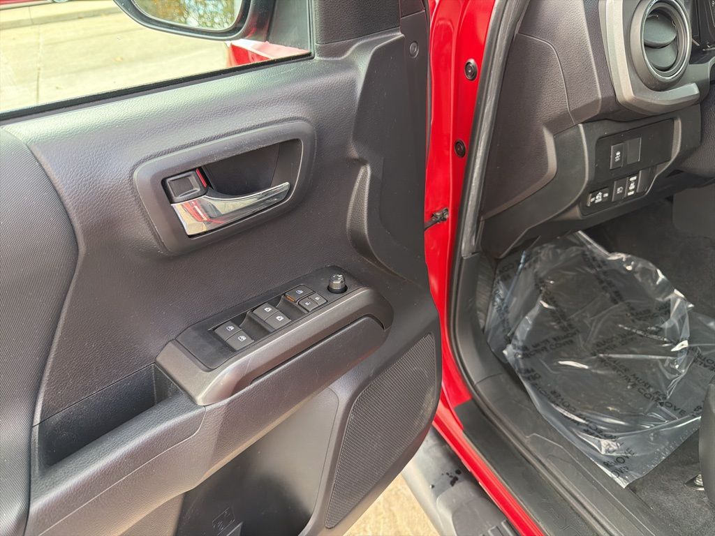 Thumbnail: 2022 Toyota Tacoma - 13