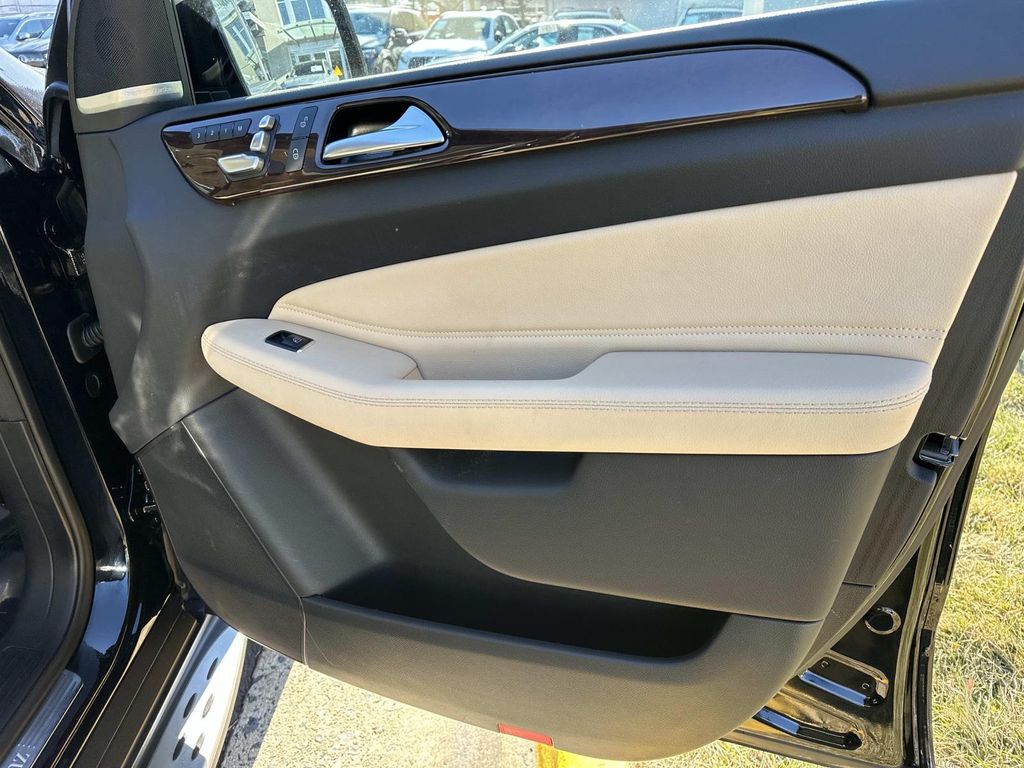 Thumbnail: 2018 Mercedes-Benz GLS - 19