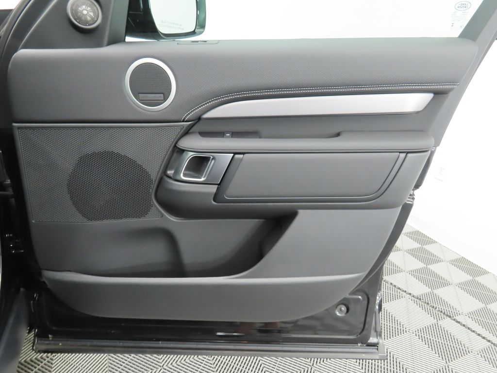 Thumbnail: 2026 Land Rover Discovery - 25