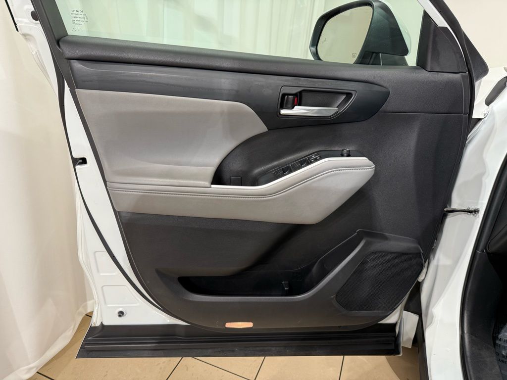 Thumbnail: 2022 Toyota Highlander - 15